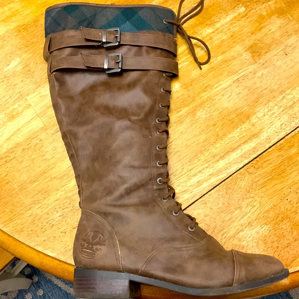 OUTLANDER THISTLE LOGO PLAID KNEE-HIGH LACE-UP BOOT (WW)